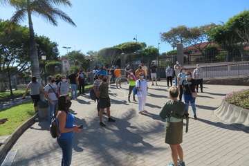 Protesta de los trabajadores del Paco Artiles y encuentro al aire libre con el alcalde en Arnao/TA.
